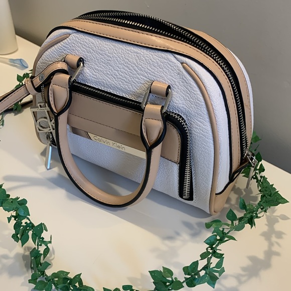 CALVIN KLEIN mini purse 👜 - Picture 2 of 8